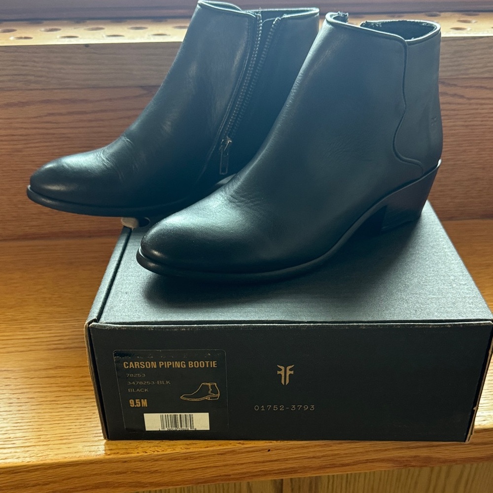 Frye Black Carson Piping Bootie black 9.5 women like new!